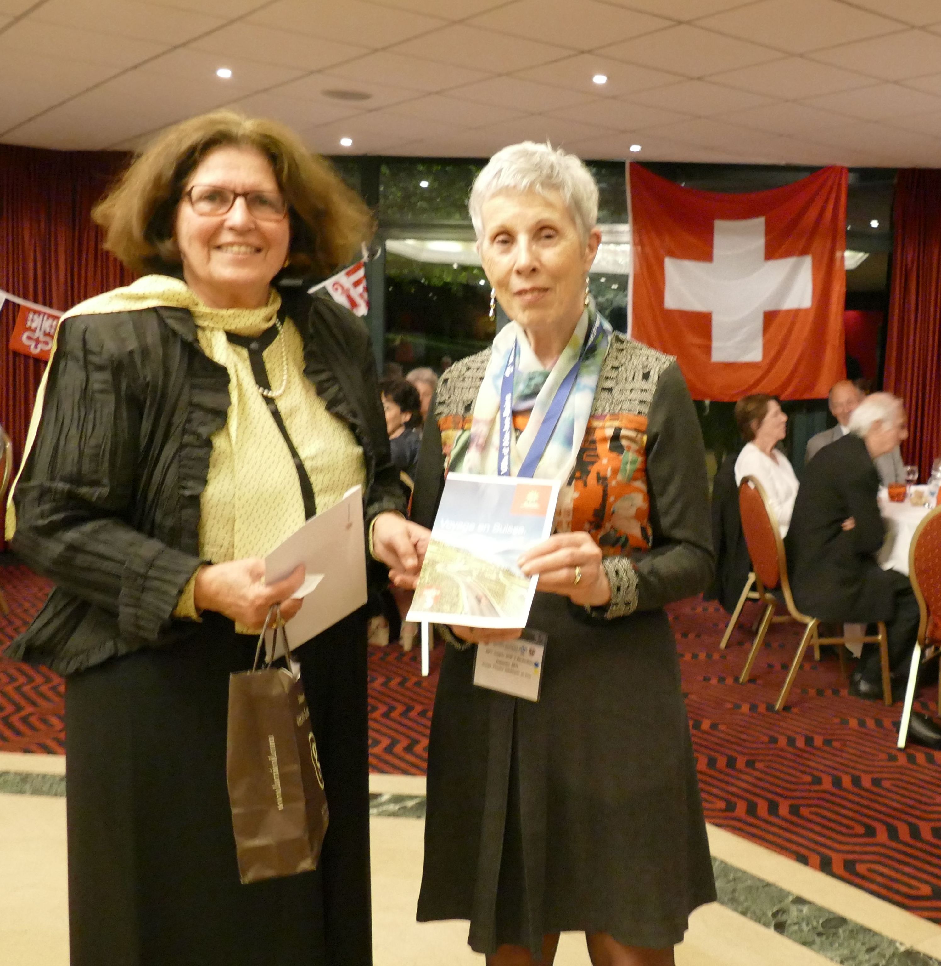 Mme Françoise Béti (GEHP), gagnante du voyage Suisse Tourisme et la présidente de l'UASF